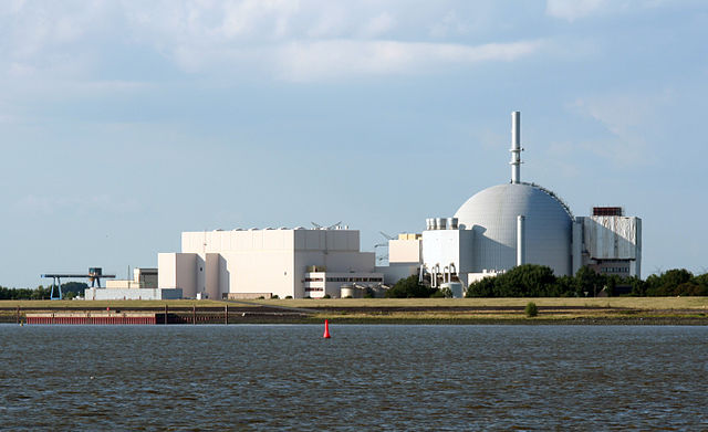 Atomkraftwerk Brokdorf am Elbufer.