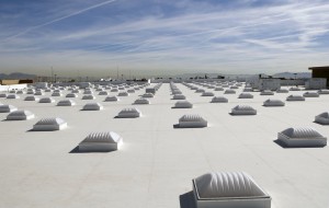 Weiße Dächer reflektieren ungefährliches Sonnenlich zurück in die Atmsophäre Weiße Dächer reflektieren das Sonnenlicht