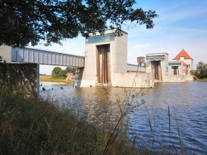 Das Weserwehr in Doerverden ist ein Wasserkraft