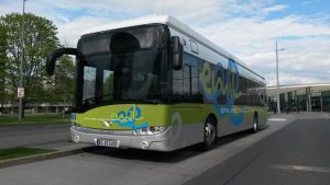 Ein Bus auf einer Induktivladestation in Braunschweig