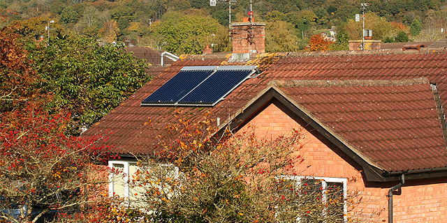 Zwei Solarthermie-Kollektoren Auf Einem Dach