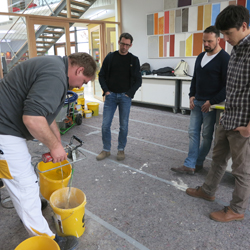 energieheld zu Gast bei sto - Die Kundenberater lassen sich zeigen, wie man Beton richtig anrührt